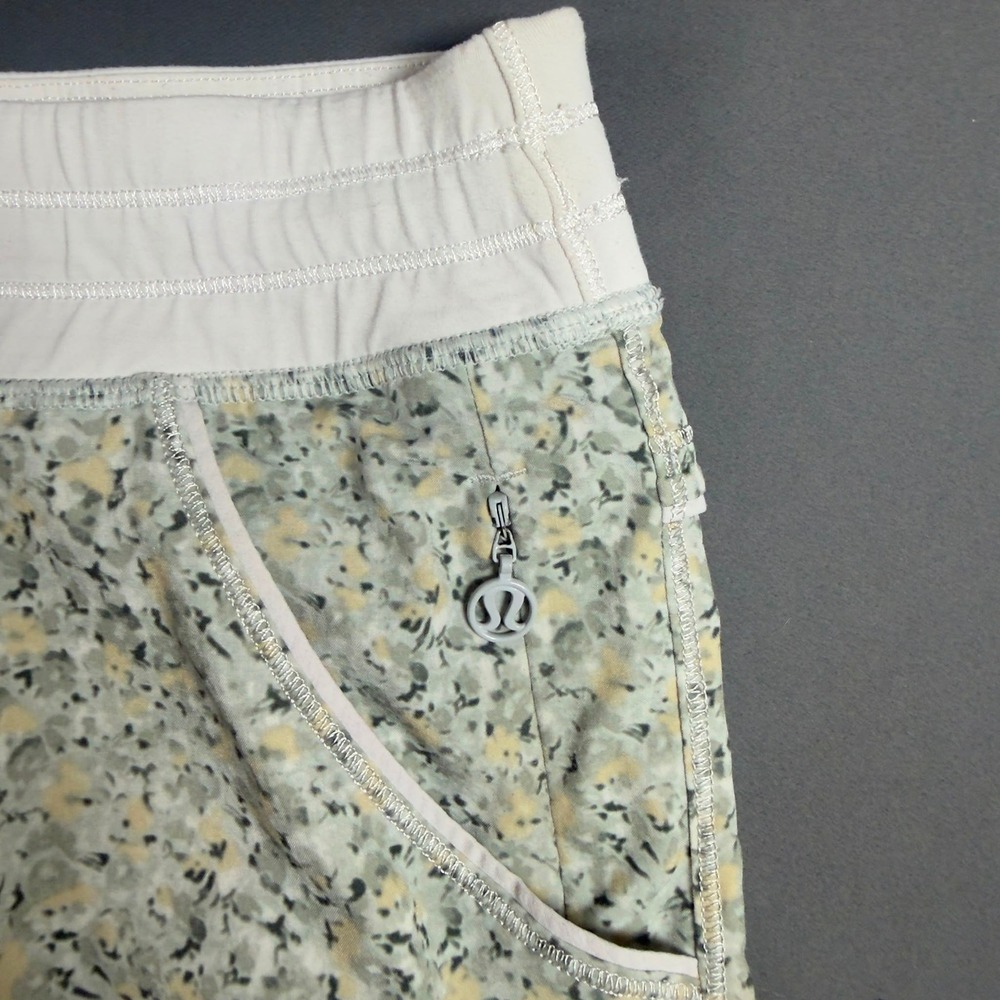 Lululemon Run Speed Shorts Womens Size 8 Grey Floral White Running Athletic - Picture 3 of 7